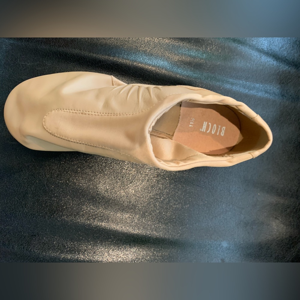 Women’s tan jazz shoe. New. Bloch. Size 11.5